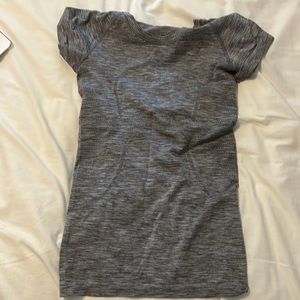 Lululemon swiftly tech short sleeve size 4!!